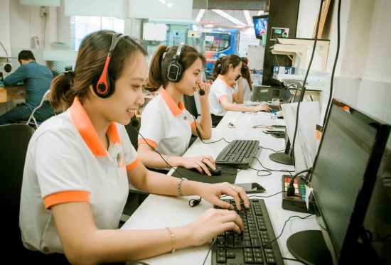 Đội ngũ nhân viên của FASTCARE luôn hỗ trợ khách hàng chu đáo