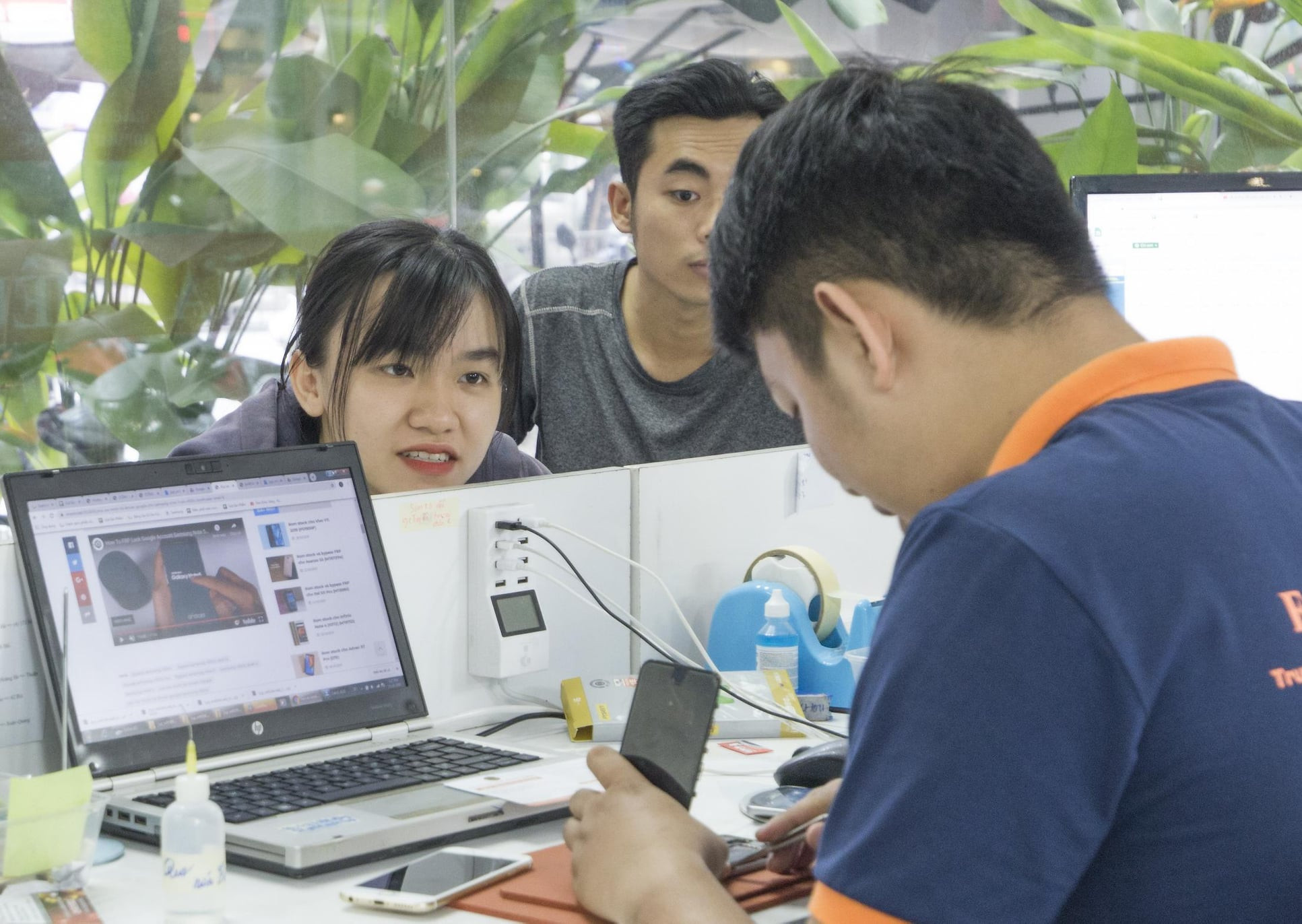 Khách hàng được quan sát trực tiếp quá trình thay thế tại FASTCARE Hình ảnh khách hàng đến với Fastcare 7