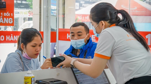 Khách hàng ký tên lên linh kiện trước khi sửa chữa Khách hàng ký tên lên linh kiện trước khi sửa chữa
