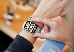 apple-watch-bi-soc-man-hinh-2