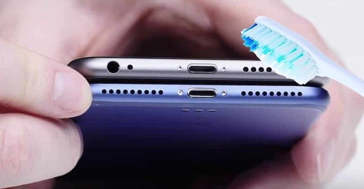 cach-ve-sinh-loa-dien-thoai-iphone-1