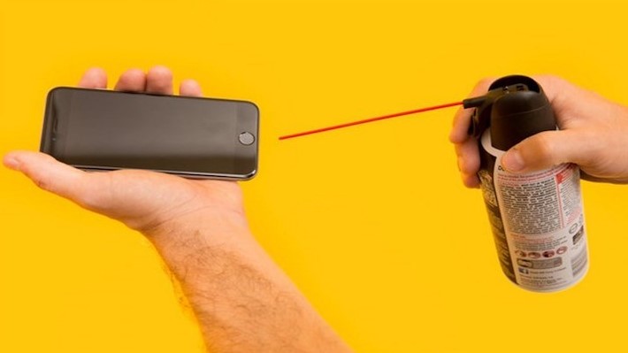 cach-ve-sinh-loa-dien-thoai-iphone-2