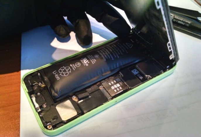 iphone-bi-phong-pin-co-no-khong